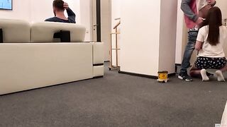 A delivery guy got his dick sucked by a cheating wife