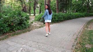 A quick blowjob in the park with a hot brunette babe
