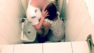 A hot tinder date ends up in a restaurant toilet, Closer video