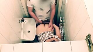 A hot tinder date ends up in a restaurant toilet, Closer video