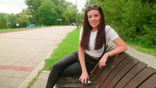 A daring blowjob in the park with a hot brunette and a thrilling finish