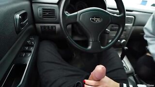 A girl met her fan and gave him a blowjob in the car