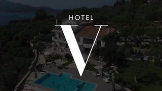Blonde babes Scarlett and Honour get naughty poolside service