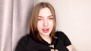 A girl with a juicy ass masturbates at home and reaches orgasm