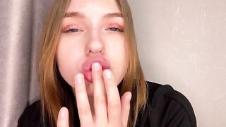 A girl with a juicy ass masturbates at home and reaches orgasm