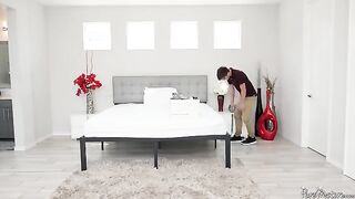 Busty mature Jordan Maxx seduced the moving man