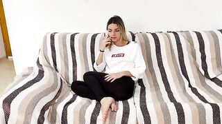 Biondina annoiata chiama il suo amico per essere felice
