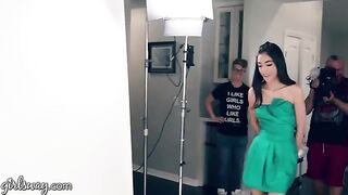 Two 18-year-old prom queens know exactly how to please with their fingers