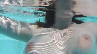 A hot chick plays with a dildo while masturbating in the swimming pool