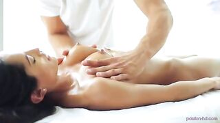 Guy seduced a girl by offering her a massage and had sex with her