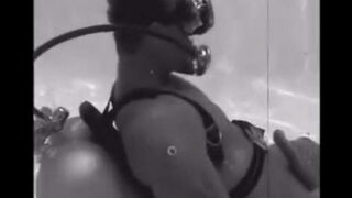 During the diving, she gave an aqualangist a blowjob underwater
