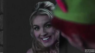 Keira Nicole gets her pussy railed by horny Peter Pen on the bed