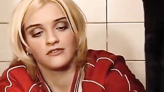 A girl had sex in the toilet and washed her ass