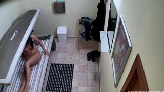 A hidden camera recorded a naked client in a Czech solarium