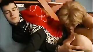 A hot mom woke up her son with a blowjob, the best way