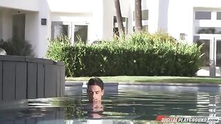 Girl has sex with her lover in the swimming pool