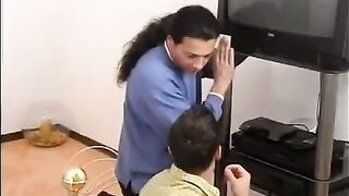 The repairman received a special payment for his work with sex