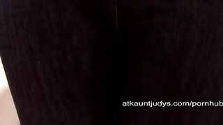 Old pussy masturbates on the couch with intense pleasure