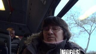 Babe picked up a stranger on the bus and fucked with him