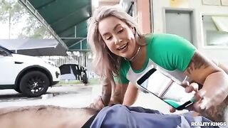 A girl got fucked by a mechanic after squirting