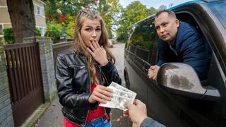 A girl agreed to have sex for money in her car