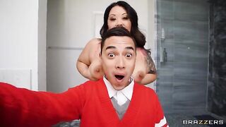 She took a selfie and showed how to get help