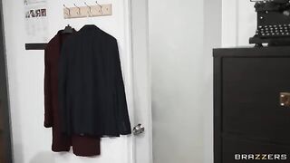 College girl secretly fucked in a glory hole by a guy
