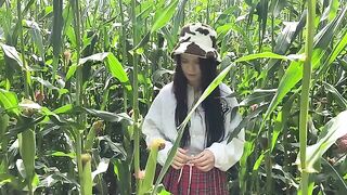 The guard caught a thief in the cornfield and fucked her