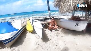 The couple has an experience of passion on the beach