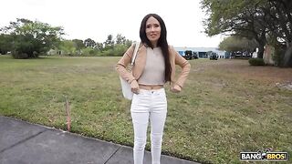 Babe caressed her pussy in front of the guy in the car