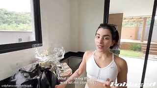 The girl shakes her round ass for the delivery man to fuck it