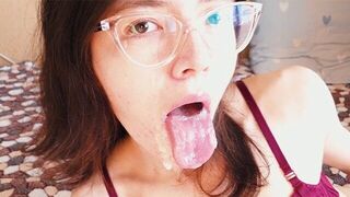 The girl sucked the thick cock of her boyfriend and got a cumshot in her mouth