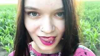 A hot chick is fucking in the cornfield, it’s really nice
