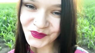 A hot chick is fucking in the cornfield, it’s really nice