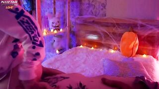 An elf costume put a couple in the mood for sex on Halloween