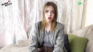 A hot girl caught a cumshot on her face during a steamy session