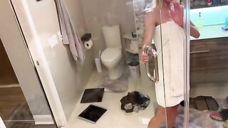 Two girls shared man’s cock in steamy sauna threesome