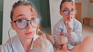 The nurse is too hot, so it's difficult to control myself when she's around